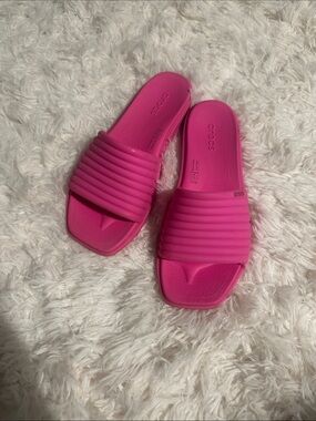 CROCS Women’s Hot Pink Slide Sandals - Ribbed Strap